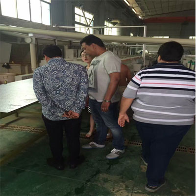 腐蝕機(jī)出口-國外客戶前來采購不銹鋼蝕刻機(jī)